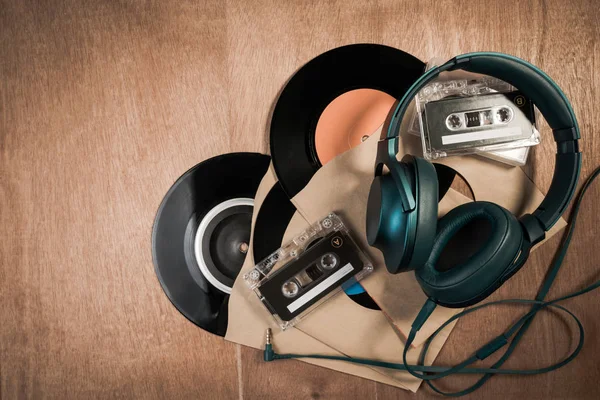 Samling Retro Ljudband Och Gammal Vintage Vinylskiva Träbord Ovanifrån Ljudkassetter — Stockfoto