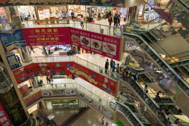 Shenzhen, Çin - 19 Mart 2018: Asyalı ziyaretçi ve yerel halk Luohu Ticaret Şehri, Shenzhen Çin 'deki Luohu metro istasyonunun yanındaki büyük alışveriş merkezinde alışveriş yapıyorlar..