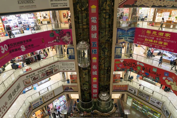 中国深圳 2018年3月19日 亚洲游客和当地人在深圳罗湖商业城罗湖地铁站大门口附近的著名购物中心购物 — 图库照片