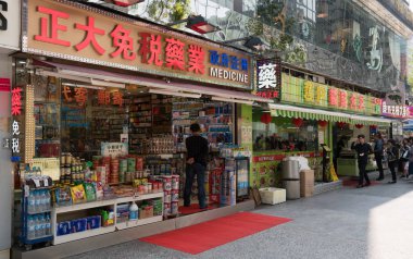 Hong Kong, Çin - 19 Mart 2018: Çin eczanesi veya eczane, Hong Kong şehir merkezindeki yolcu ve yerel insanlar için Çin bitkisi ve kozmetik ürünleri satmaktadır..