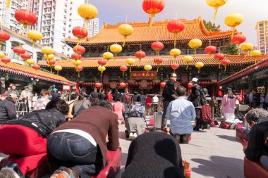 Hong Kong, Çin - 19 Mart 2018 Yerel Çin Hong Kong halkı ve Asyalı turist grubu Wong Tai Sin Tapınağı Hong Kong 'da Çin tanrısına tütsüyle saygı gösterip dua ettiler..