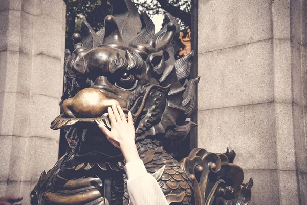 Буддийский Путешественник Гонконгцы Касаются Статуи Медного Дракона Принести Удачу Удачу — стоковое фото