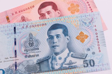 Yeni 50 ve 100 Tayland baht banknotunu kapatın. Kral Maha Vajiralalong korn Bodindradebayavarangkun 'un görüntüsüyle Tayland banyosu. Para birimi kavramları.