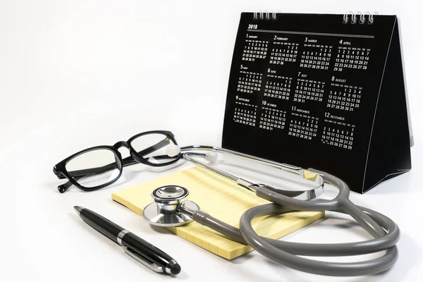 Zbliżenie Stetoskop Notatka Papierowa Notatnik Okulary Długopis Kalendarz Wizytę Lekarza — Zdjęcie stockowe
