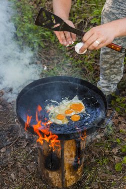 Yumurta açık havada büyük siyah Pan kızartma Forester