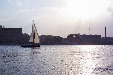 Nehir ve gemi ile güzel cityscape