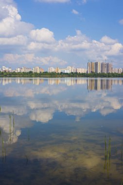 Göl ve gökyüzünün yansıması ile muhteşem manzara