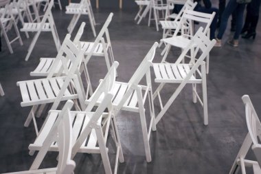 gri zemin üzerinde pek çok karışık beyaz uçak koltukları