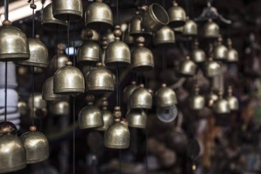 bir sürü küçük hatıra asılı küçük pirinç pirinç çanları 