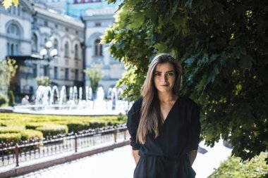 Kapının önünde oturan güzel ciddi genç bayan