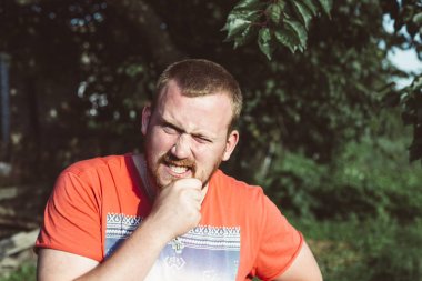 Komik surat ile İrlandalı görünümlü olan 