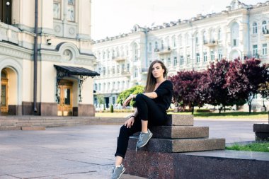 güzel model güzel Avrupa şehirde poz. Kiev, bahar