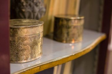 Pirinç Hint tarzı retro tabut fotoğrafını ekrana kapatın 