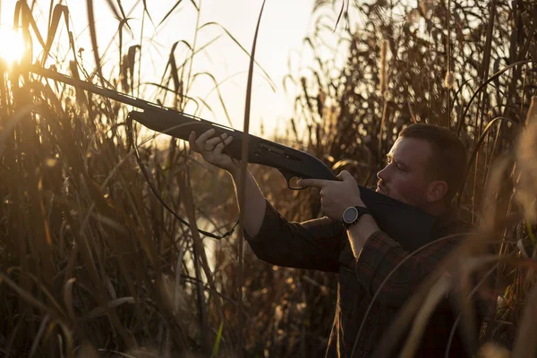 Young Hunter Aiming His Shotgun Reed River Duck Hunt — Stock Photo, Image