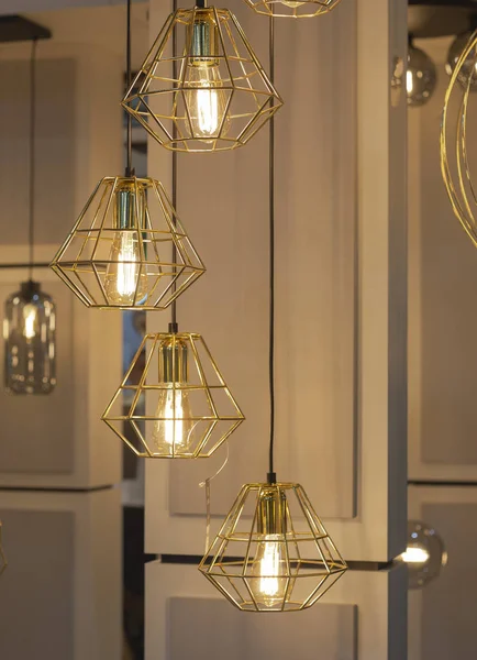 Trendy Gouden Geometrische Hanglamp Met Een Lamp Hangend Kroonluchter Winkel — Stockfoto