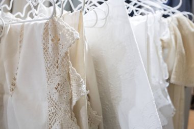 Tekstil imalatında omuz askılarına asılı farklı tuval tiplerinin fotoğrafı..  