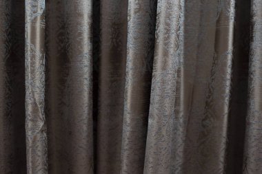 Yumuşak kıvrımlı koyu kahverengi perdeler seçici odaklı yatay yakın plan fotoğraf. Mükemmel arkaplan