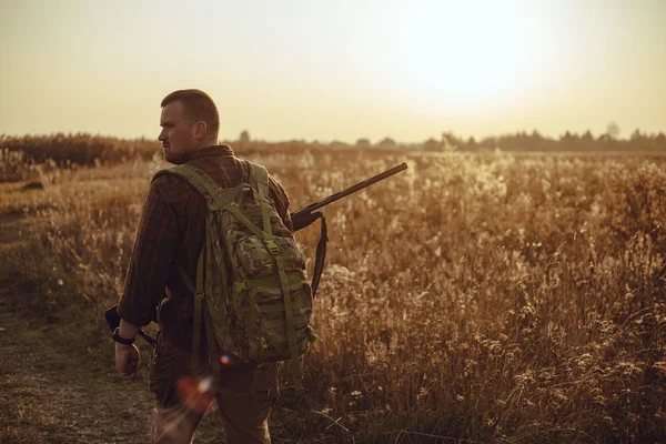 Humans Back Checkered Shirt Military Backpack Shotgun His Hand Sun — Stock Photo, Image