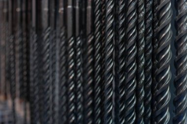 Çeşitli matkap parçalarına sahip koyu arkaplan - seçici odaklı fotoğrafı kapat