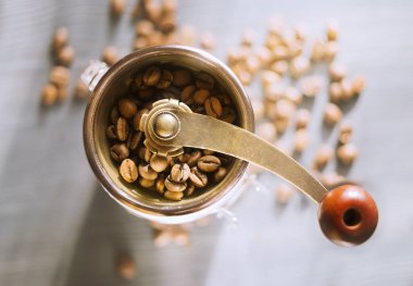 Kahve çekirdekli el yapımı kahve öğütücüsü.