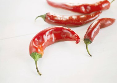 Beyaz arkaplanda kırmızı biber