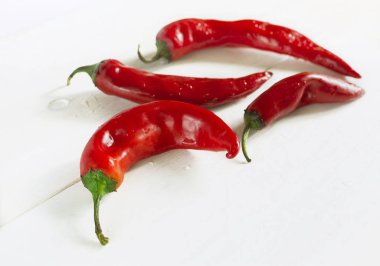 Beyaz arkaplanda kırmızı biber
