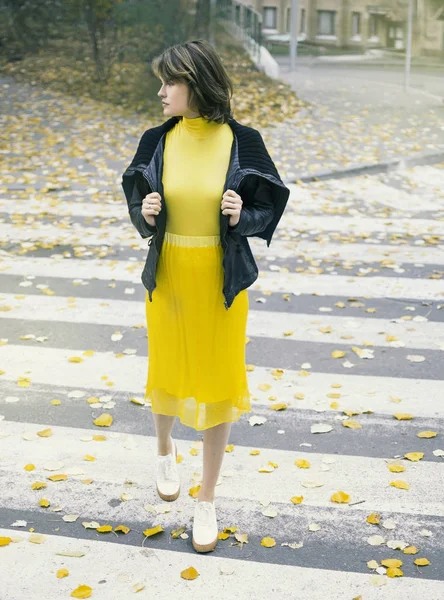 Sonbahar şehir sokak, yaya geçidi üzerinde sarı elbiseli genç kadın sezon sonbahar