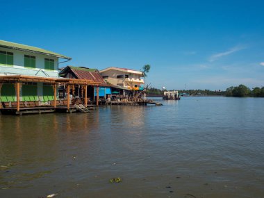 Klasik nehir kenarında binada IA Amphawa