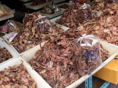Bir deniz gıda pazarında kurutulmuş kalamar, Tayland