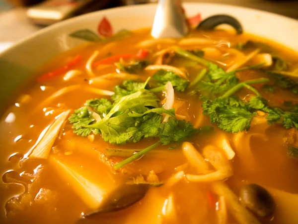 Tom Yum ingeblikte vis Thaise pittige soep — Stockfoto