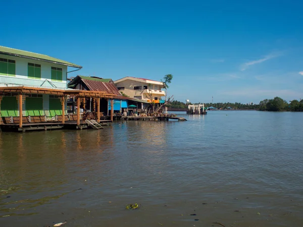 Klasik nehir kenarında binada IA Amphawa