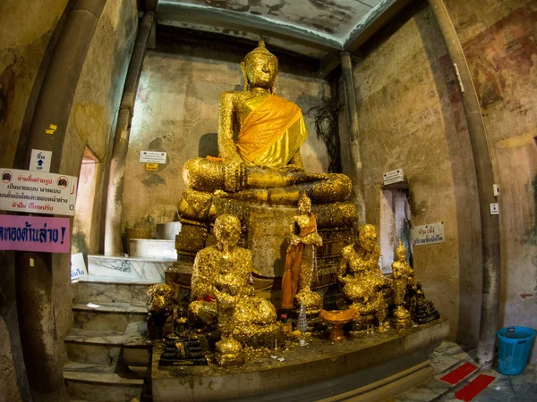 Racine d'arbre couvrant temple antique : Wat Bang Kung à Amphawa — Photo
