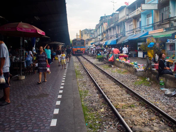 Tren local en Bangkok — Foto de Stock