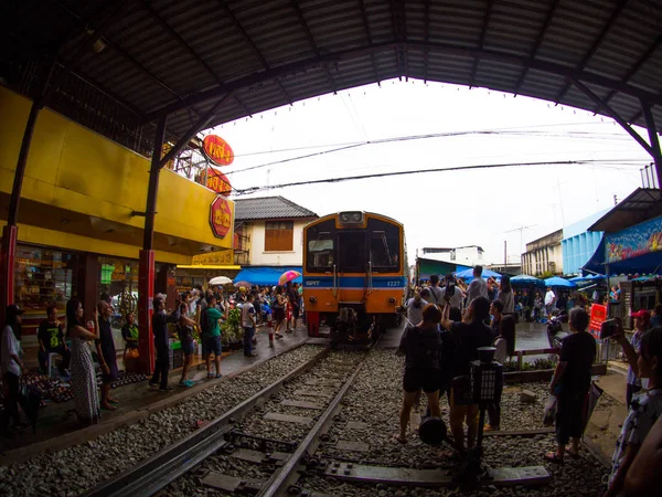 Mercado de paraguas (Maeklong Railway Market) Tailandia — Foto de Stock