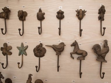 Ahşap arka plan üzerinde kanca görünümü kadar kapatın.