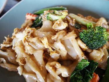 Kızarmış erişteyi domuz etli tatlı soya sosuyla karıştırdım.