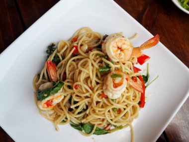 Sarhoş spagetti veya Phad Kee Mao spagetti