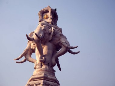 Dört yüz beyaz fil heykeli