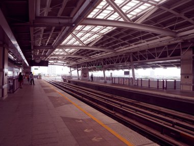 İnsanlar istasyonda BTS Tren bekliyor