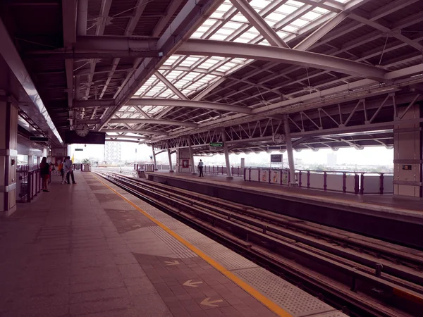 Mensen wachten op BTS trein op het station — Stockfoto