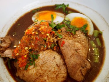 Geleneksel Tayland yemeği eriştesi.