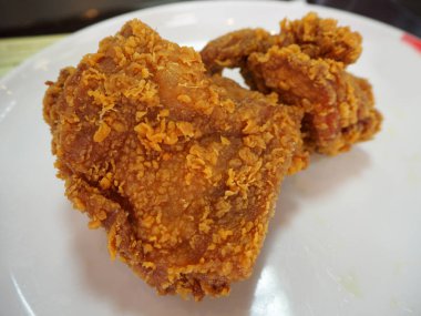 Beyaz tabakta kızarmış tavuk.