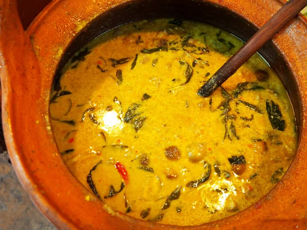 Curry verde com bola de peixe. Comida tailandesa . — Fotografia de Stock