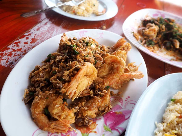 Crevettes à l'ail frit, fruits de mer thaïlandais — Photo