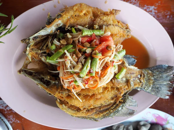 Pargo frito con ensalada de papaya, mariscos tailandeses — Foto de Stock