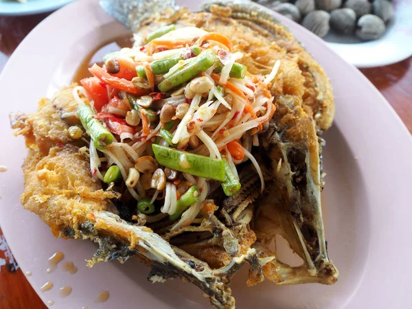 Snapper frito com frutos do mar de salada de mamão da Tailândia — Fotografia de Stock