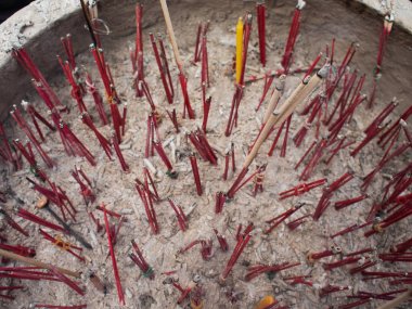 Saygı için yanan tütsü sopa (joss çubukları)