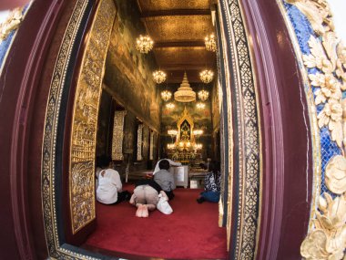 İnsanlar Wat Pathum Wanaram Budist tapınağında dua ediyor, Bangko