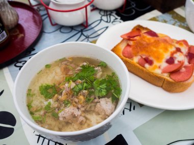 Kahvaltıda domuz eti ile haşlanmış pirinç 