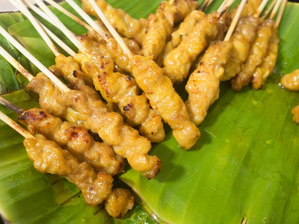 Varkensvlees satay(moo satay) op bananen blad plaat — Stockfoto